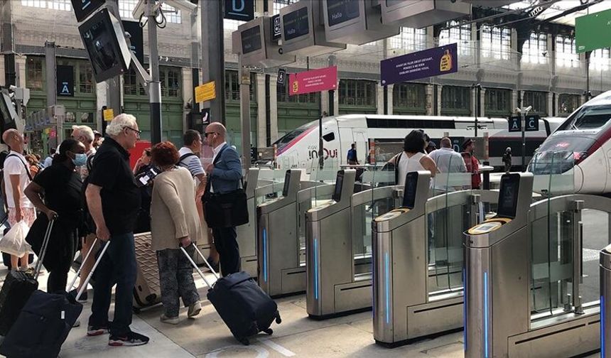 Fransa'da iş koşullarının iyileştirilmesini isteyen demir yolu çalışanları greve gitti