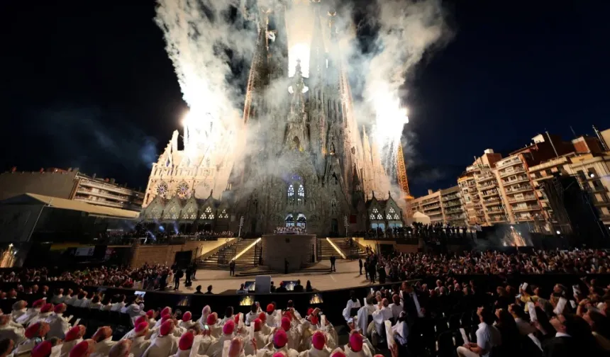 Sagrada Familia'nın yeni kulesi törenle açıldı: 120 bin kişi izledi