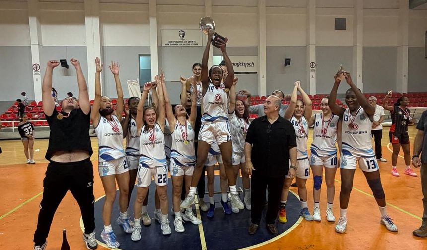 Girne Belediye Başkanı Şenkul, Kadınlar Basketbol Ligi şampiyonu Akdeniz Spor Birliği’ni kutladı