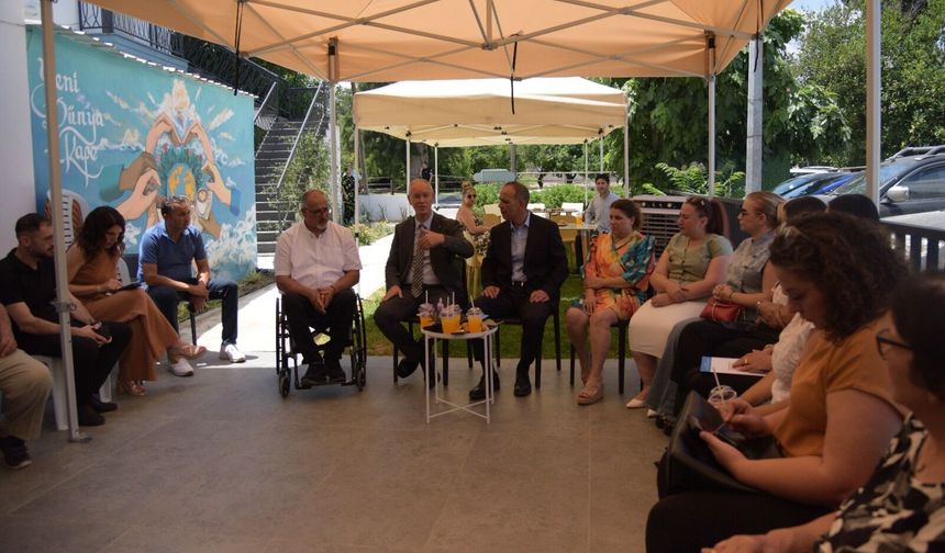 Hasipoğlu ve Harmancı Yeni Dünya +1 Cafe’de özel gereksinimli bireylerin aileleriyle bir araya geldi