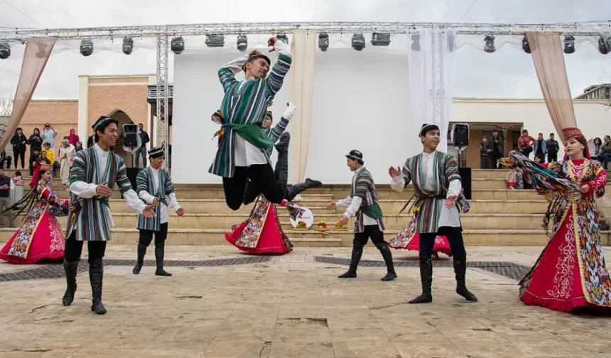Özbekistan'da halk danslarından "Andican polkası" Guinness Rekorlar Kitabı'na girdi