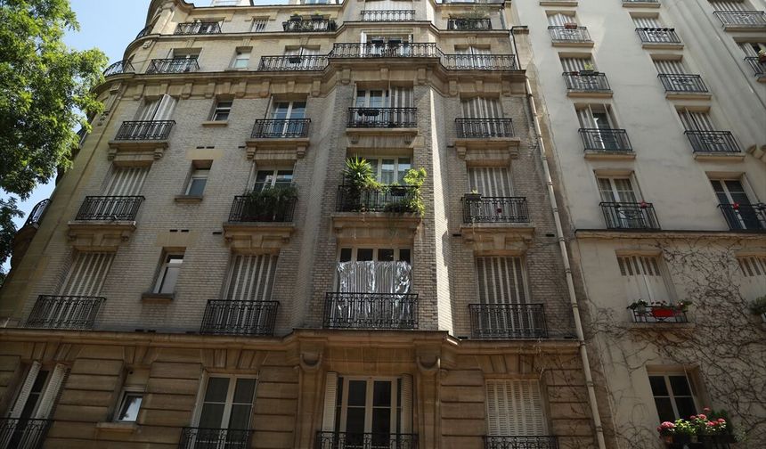 Rekor seviyede sıcaklıkların yaşandığı Paris'te ölümler sebebiyle cenaze salonları doldu
