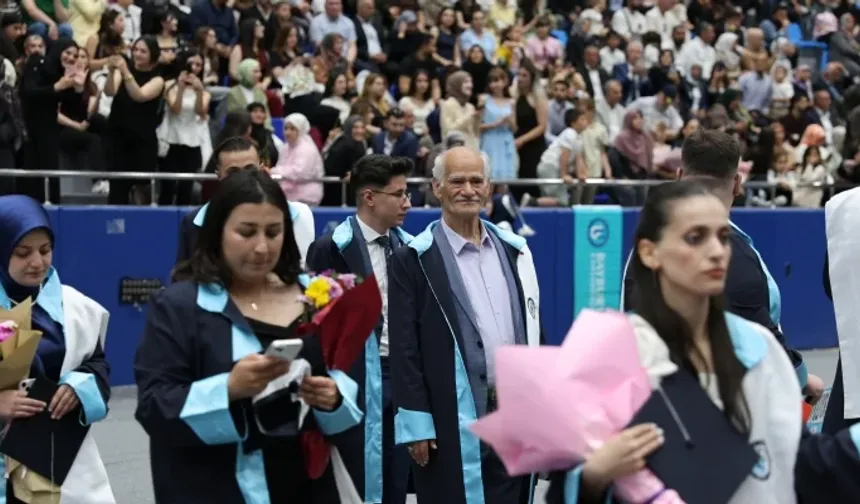 75 yaşında üniversite mezunu oldu