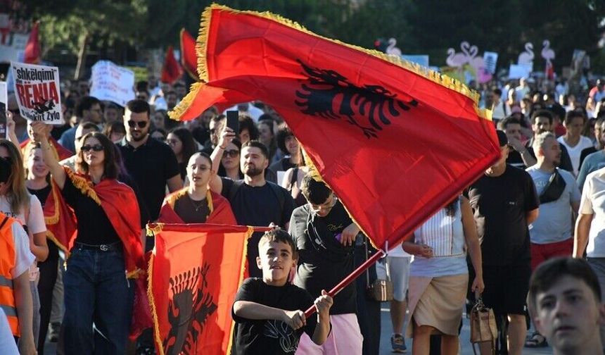 Arnavutluk'ta bir kez daha binlerce kişinin katılımıyla turizm projesi karşıtı gösteri düzenlendi