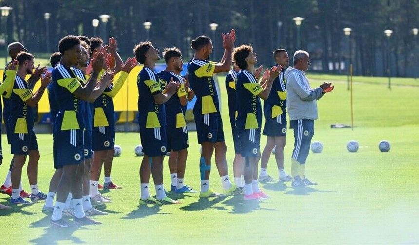 Fenerbahçe, çalışmalarını taraftara açık idmanla sürdürdü