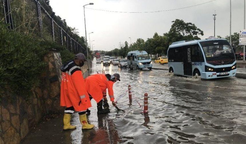 İstanbul'da sağanak nedeniyle Üsküdar Sahaflar Çarşısı'nı ve Harem Sahil Yolu'nu su bastı