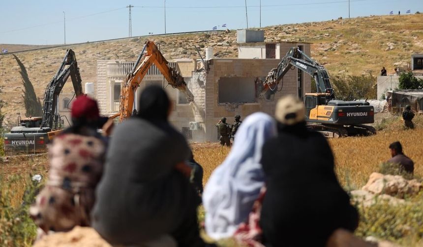 İsrail ordusu, mahkemenin süreci durdurma kararına rağmen Batı Şeria’da Filistinlilere ait bazı evleri yıktı