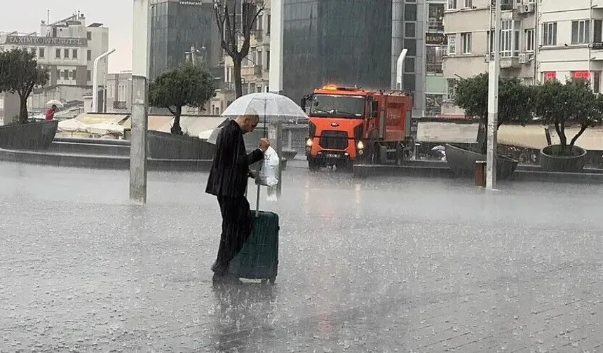 İstanbul'un bazı bölgelerinde gök gürültülü sağanak hayatı olumsuz etkiledi