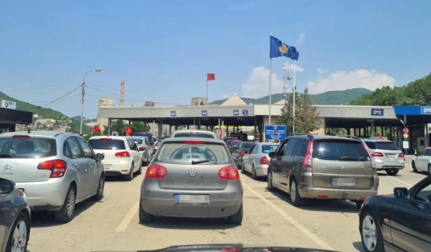 Kosova-Arnavutluk sınırında kilometrelerce araç kuyruğu oluştu