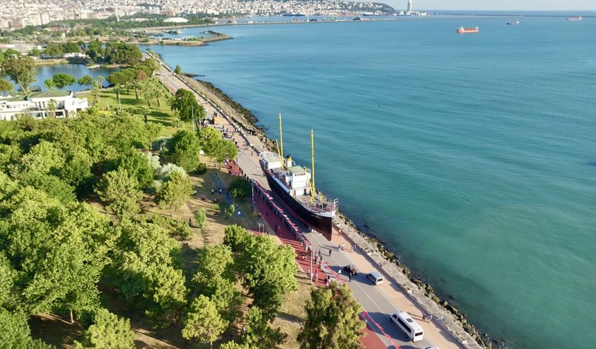 Bandırma Gemi Müzesi karadan yürütülerek İstiklal Meydanı'na taşındı