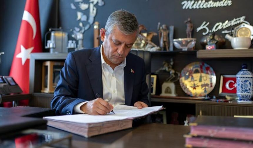 Özgür Özel CHP’den istifa etti: Yeni Parti’nin kuruluş evrakını imzaladı