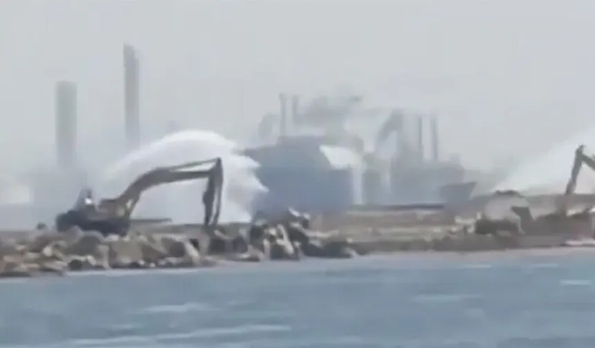 Mısır, Dimyat Limanı'ndaki iki gaz depolama gemisinde çıkan yangının İHA saldırısından kaynaklandığını doğruladı