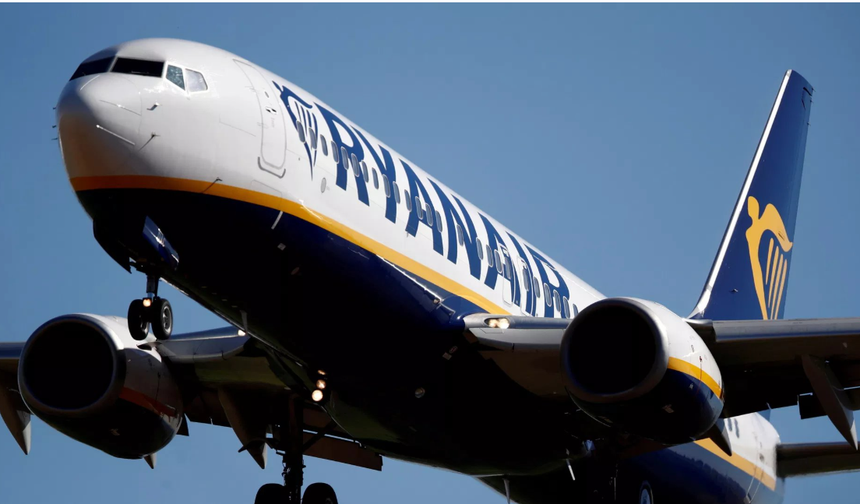 Ryanair uçağında bir yolcu, kırılan pencereden dışarı savrulmaktan "son anda" kurtuldu
