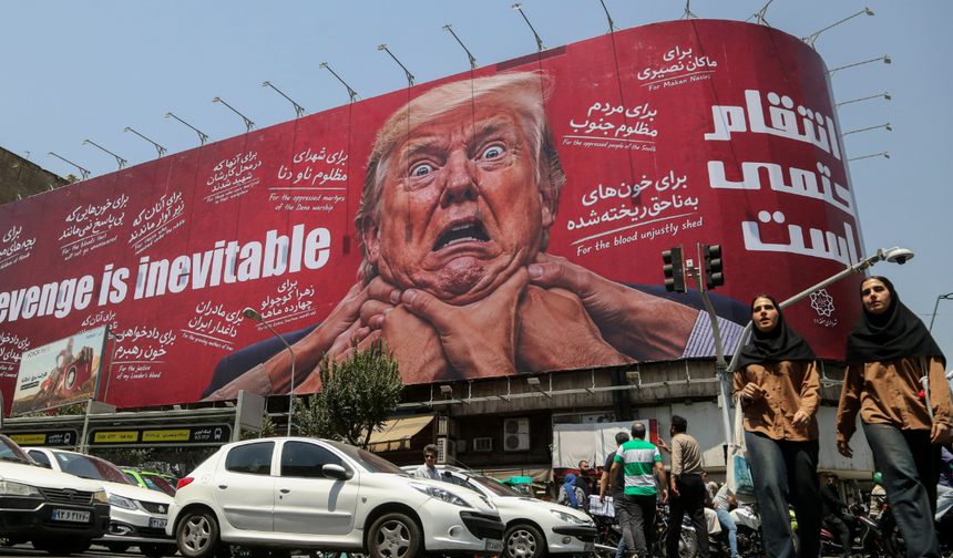 Tahran'da merkezi bir noktaya Trump'ı hedef alan "intikam" içerikli dev afiş asıldı