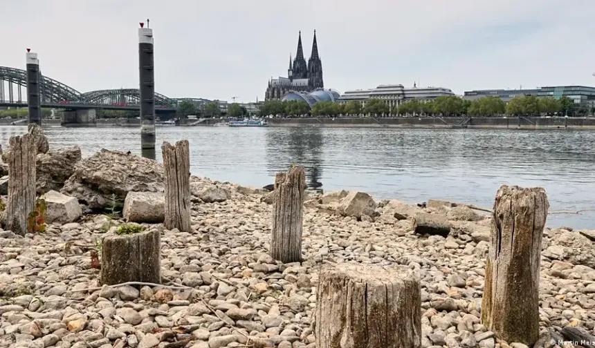 Ren Nehri'nde su çekilince savaştan kalan bomba ortaya çıktı