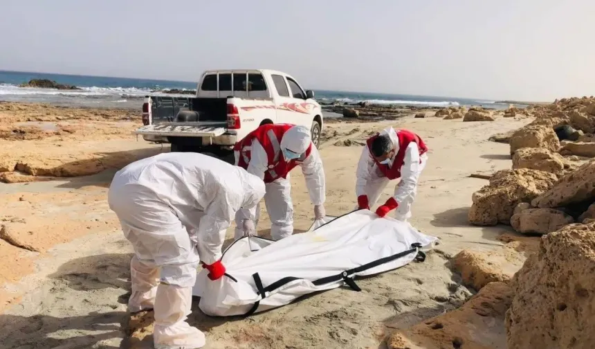 Libya açıklarındaki uluslararası sularda 50 düzensiz göçmen kurtarıldı, 7 göçmenin cesedi bulundu