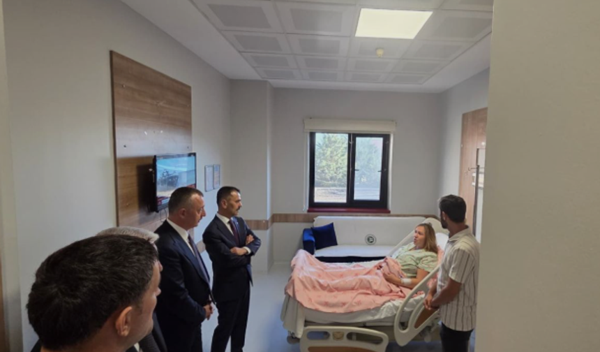 Kocaeli Valisi Aktaş, Girne'deki gemi kazasından kurtarılarak Kocaeli'ye nakledilen hamile kadını ziyaret etti