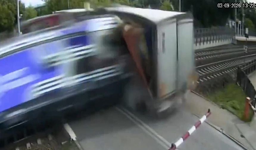 Polonya'da yolcu treni hemzemin geçitte tırın dorsesine çarptı: Dört kişi hafif yaralandı