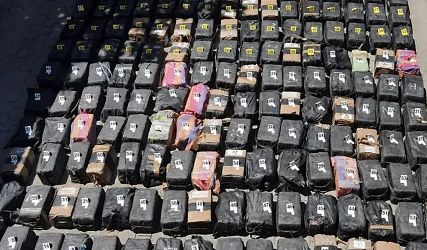 Fransa'da Gana'dan gelen konteynerde yaklaşık 3,9 ton kokain ele geçirildi