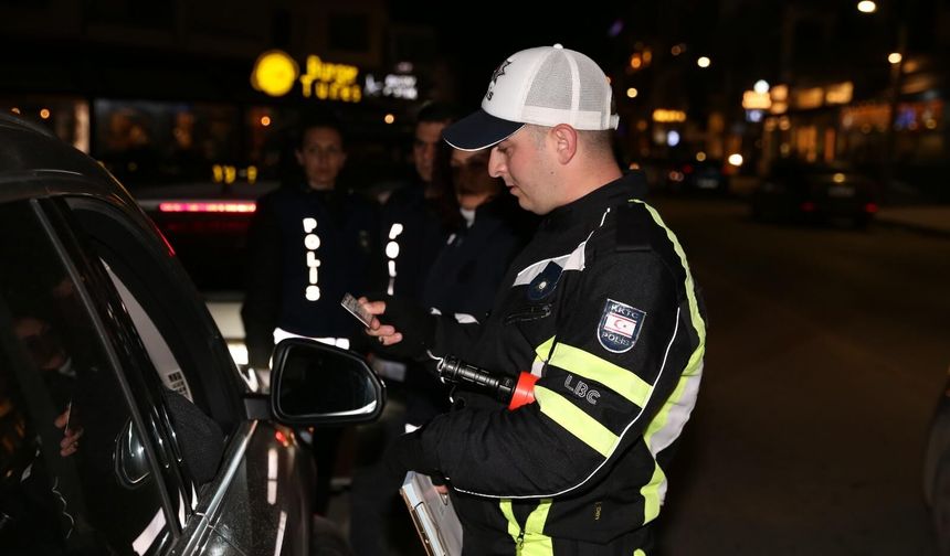 Trafik denetimlerinde 310 sürücü rapor edildi, 15 araç trafikten men edildi