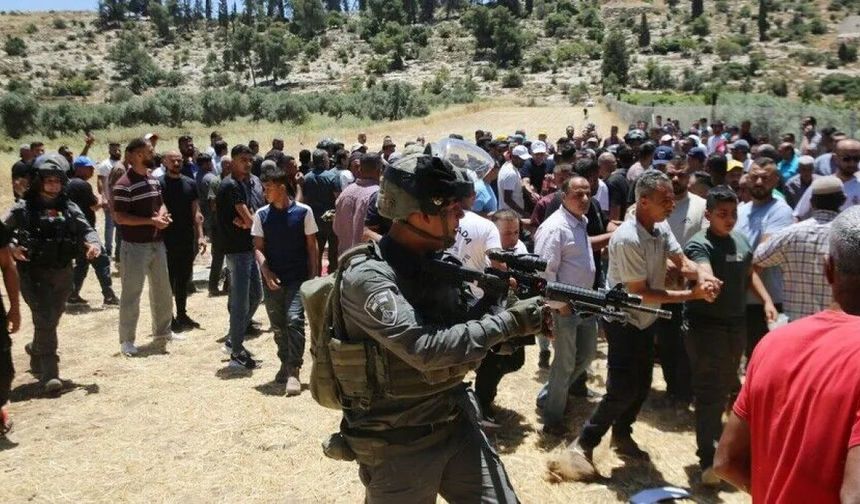 İsrail ordusu, işgal altındaki Batı Şeria'da 100'den fazla Filistinliyi sahada sorguladı