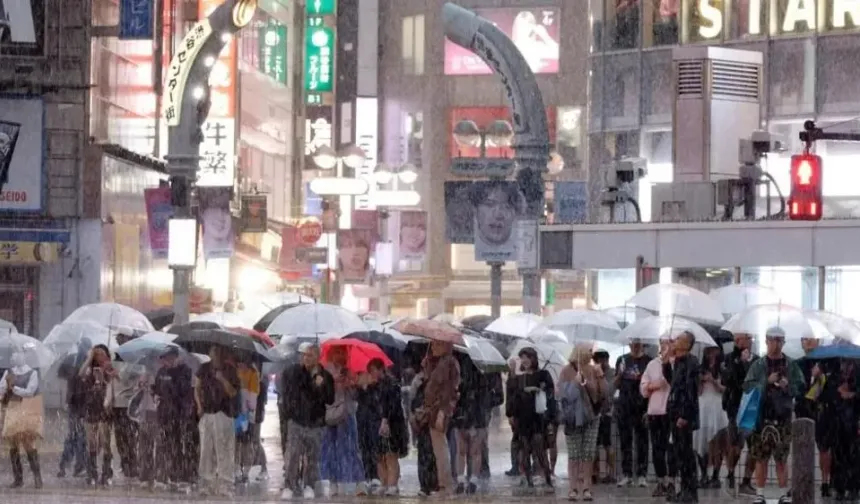 Japonya'da etkili olan Dujuan Tayfunu nedeniyle 2 kişi hayatını kaybetti