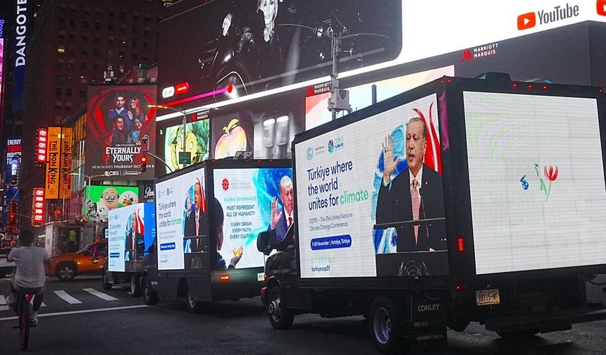 TC Cumhurbaşkanı Erdoğan'ın dünya barışı ve adalet mesajları Times Meydanı'ndaki dev ekranlarda yer aldı