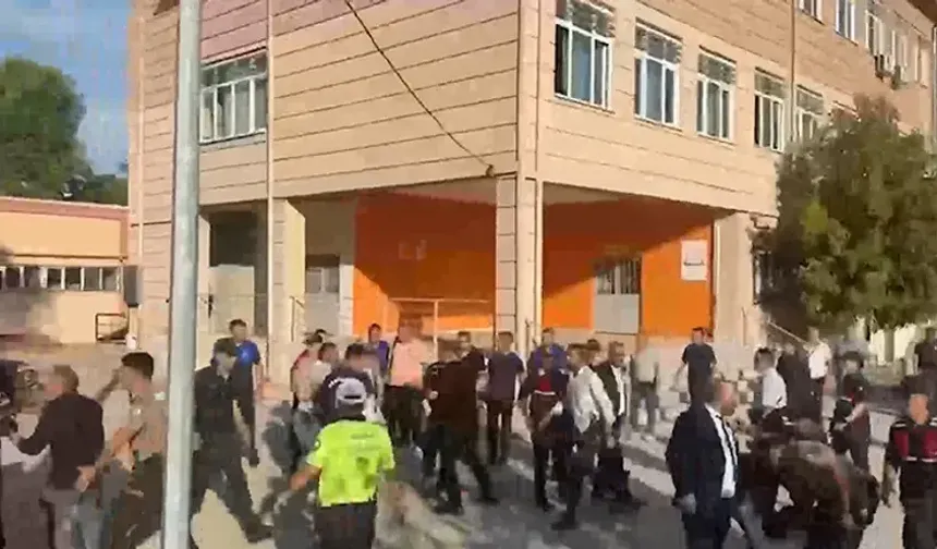 Manisa Turgutlu'da lisenin önünde silahlı saldırı: Yaralılar var