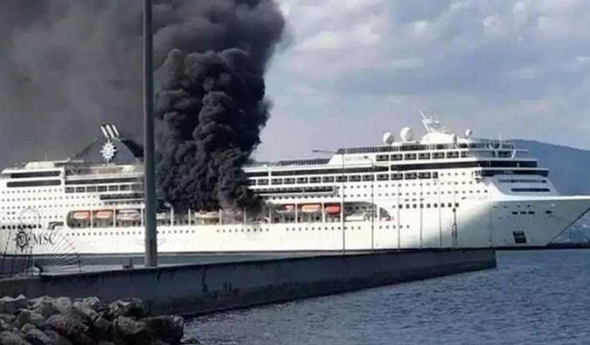 Yunanistan'ın Mikonos Adası açıklarında yangın çıkan kargo gemisi tahliye edildi