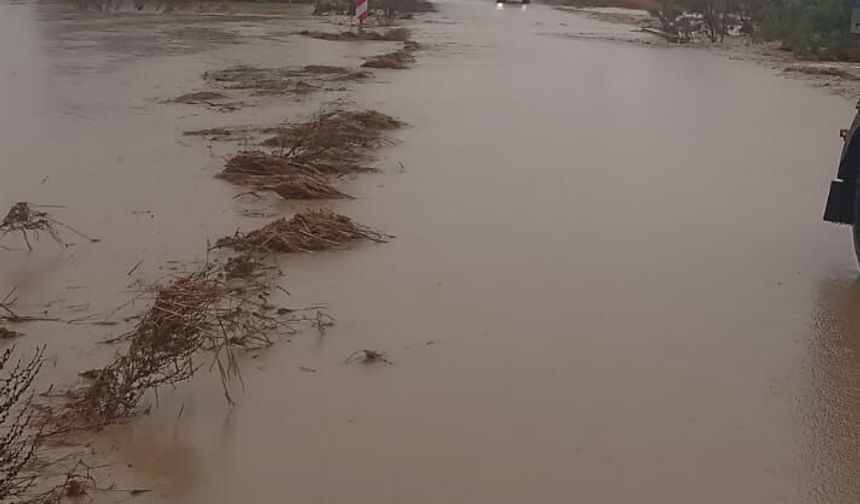 Yılmazköy - Kılıçaslan ana yolu üzerinde bulunan dere taştı...Yol trafik akışına kapatıldı