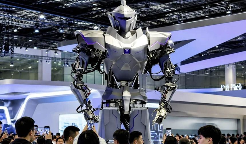 Çin, yetişkin bir ineği kaldırabilen 4 metrelik robotunu tanıttı