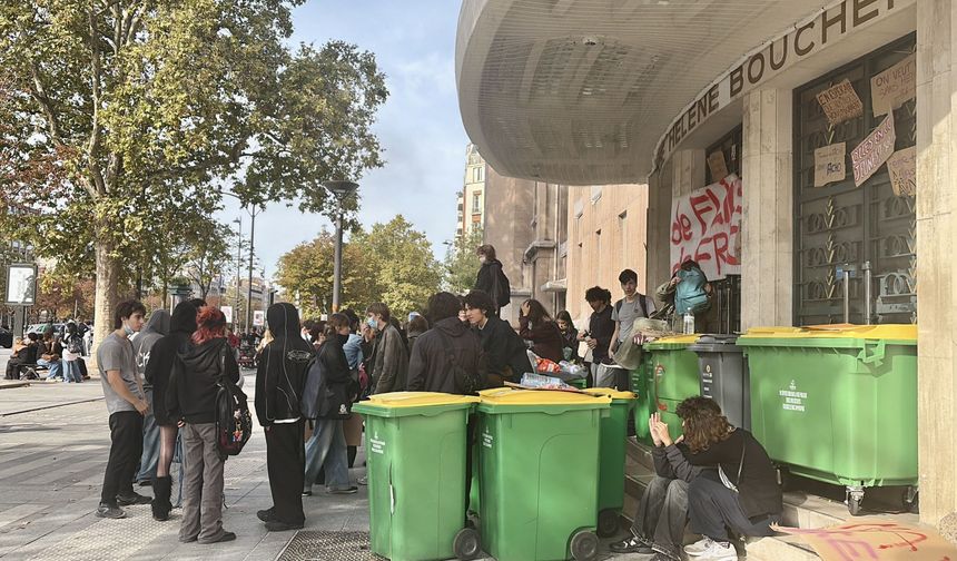 Fransa'da polis lise eylemlerinde öğrencilere biber gazıyla müdahale ediyor