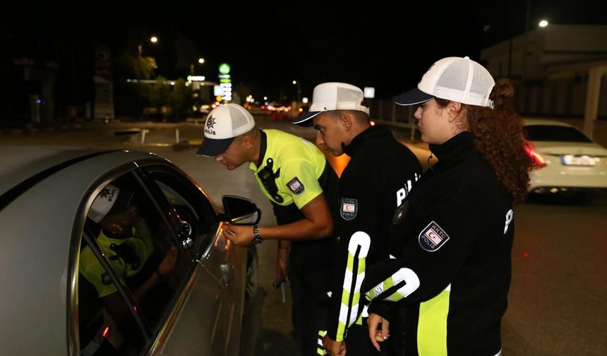 Trafik denetimleri... Bir günde 264 sürücü rapor edildi, 3 kişi tutuklandı