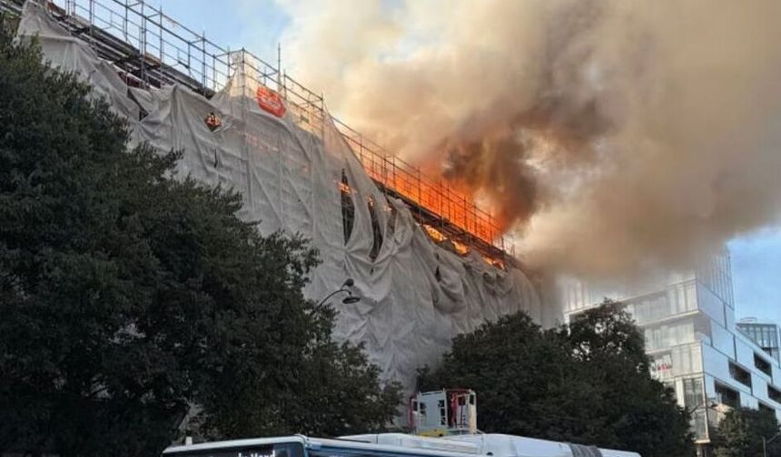Paris'te Austerlitz Garı yakınlarındaki binada yangın çıktı