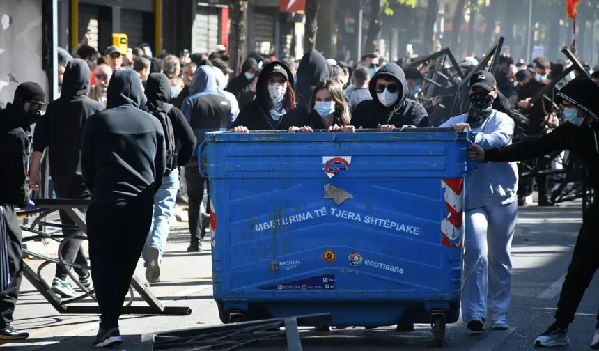 Arnavutluk'ta öğrenci protestoları: Hükümet binaları ateşe verildi