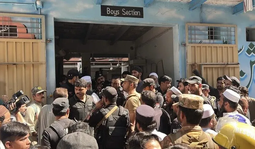 Pakistan'da okulun çatısı çöktü: 27 öğrenci ve bir öğretmen öldü