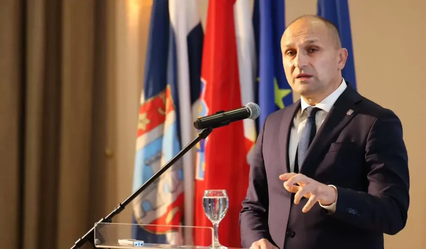 Hırvatistan Savunma Bakanı Anusic, Sırbistan'ın saldırı sistemleriyle silahlandığını söyledi