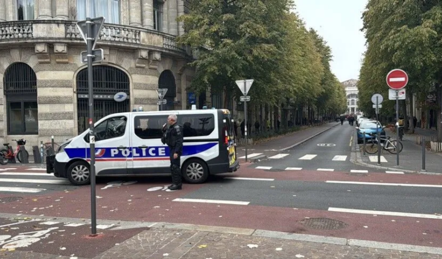 Fransa Cumhurbaşkanı Macron gelecek günlerde sendika dışı eylemlerin her yerde yasaklanacağını açıkladı