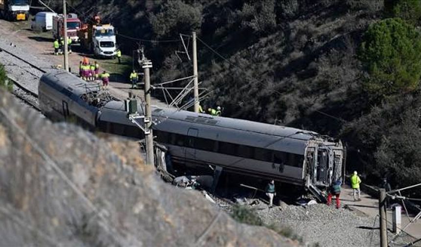 İspanya’da Feci Kaza: İki Hızlı Tren Çarpıştı, 46 Kişi Hayatını Kaybetti