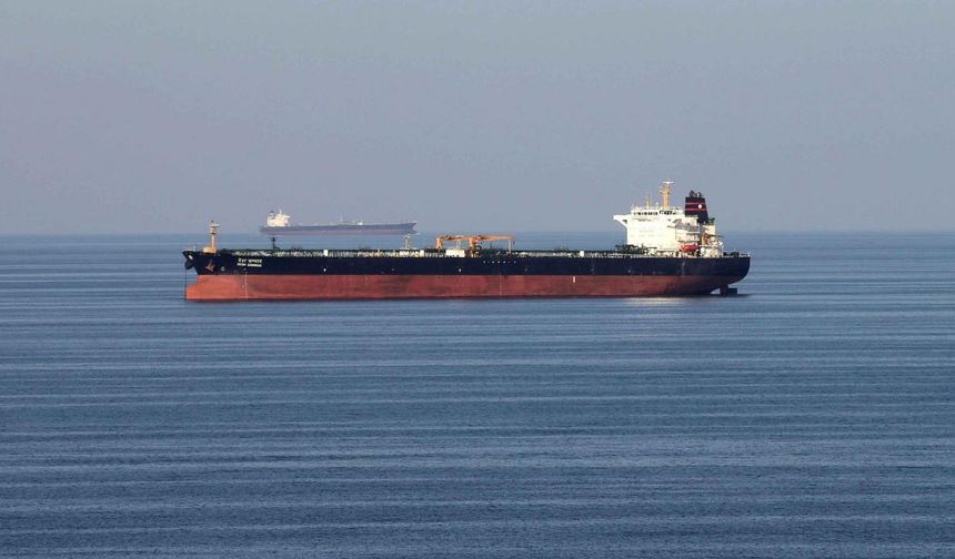 İran Devrim Muhafızları, Hürmüz Boğazı'nın güneyinde 2 petrol tankerini durdurdu