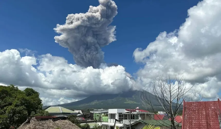 Mayon Yanardağı'nda patlama