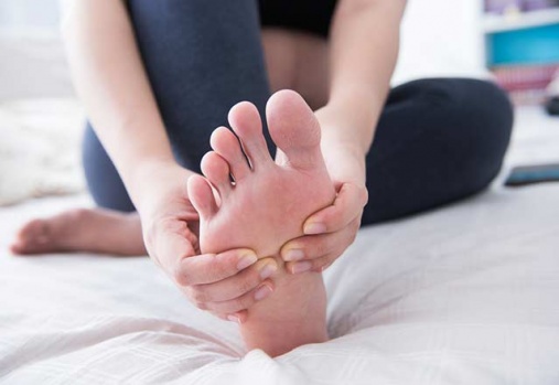 Ayak tırnak mantarı kişiyi rahatsız eden ve tedavi edilmesi zor bir cilt hastalığıdır. Ancak size vereceğimiz yöntemleri deneyerek ayak mantarını tedavi edebilme şansı bulabilirsiniz. Ayak tırnak mantarına doğal tedavi yöntemleri arıyorsanız, işte ayak mantarına etkili doğal tedaviler…
Ayak tırnağında meydana gelen mantarlar genellikle çevreyle ilgili faktörlere bağlı olarak gelişir. Çevresel faktörlerde kişilere göre farklılık göstermektedir. Ayakları nemli bırakma,  hijyene önem vermeme, ayak tırnak mantarı hastalığı olan birisinin ayakkabılarını giyme gibi alışkanlıklar ayak tırnak mantarına neden olan çevresel etkenler arasında yer almaktadır.

Ayak tırnak mantarını tedavi etmek için her türlü ilacı denemenize rağmen bir türlü bu rahatsızlığınızı tedavi edemediyseniz, sizlere birkaç doğal yöntemden bahsedeceğiz.

İşte ayak tırnak mantarına iyi gelecek doğal tedavi yöntemleri