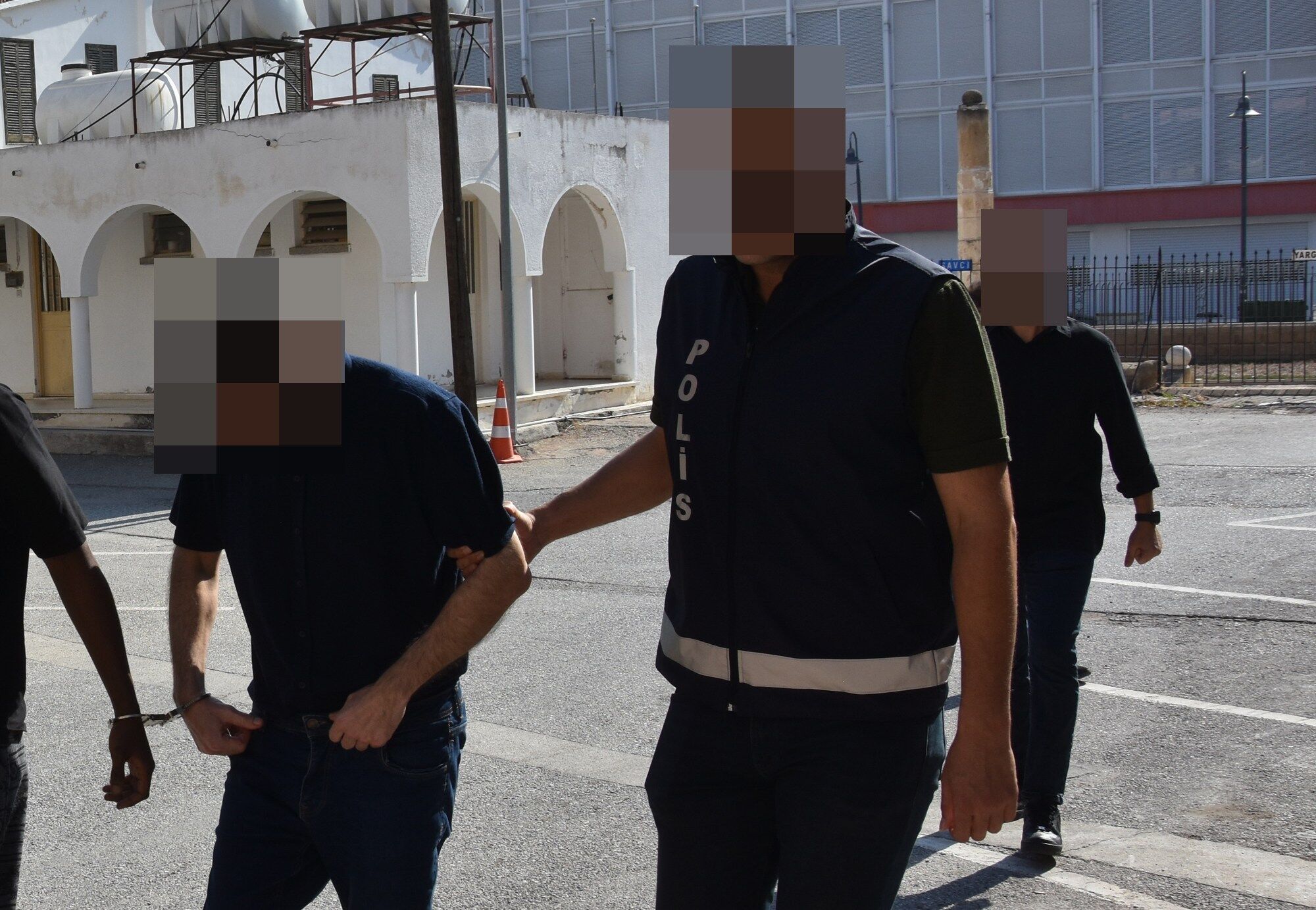 Çek sahteleme ve müstahdem tarafından sirkat