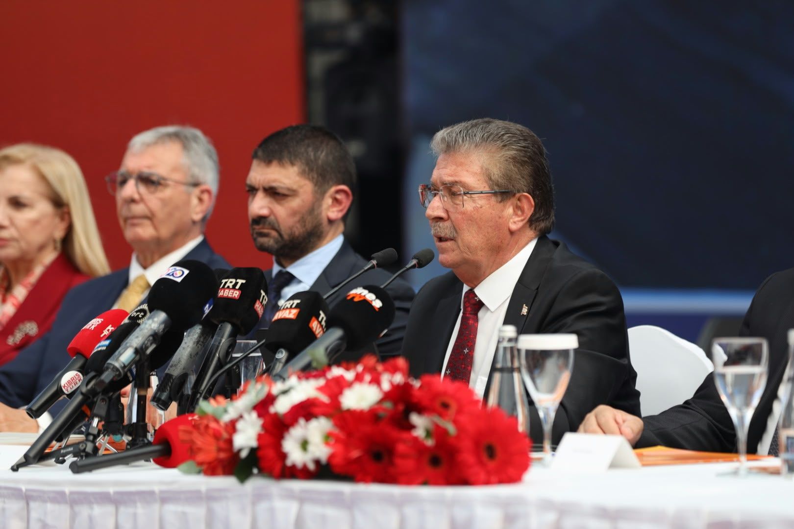 Üstel: “Biz konuşmuyoruz, çalışıyoruz. Yeni dönemde de halkımızın hayatına dokunan projeleri hayata geçireceğiz”