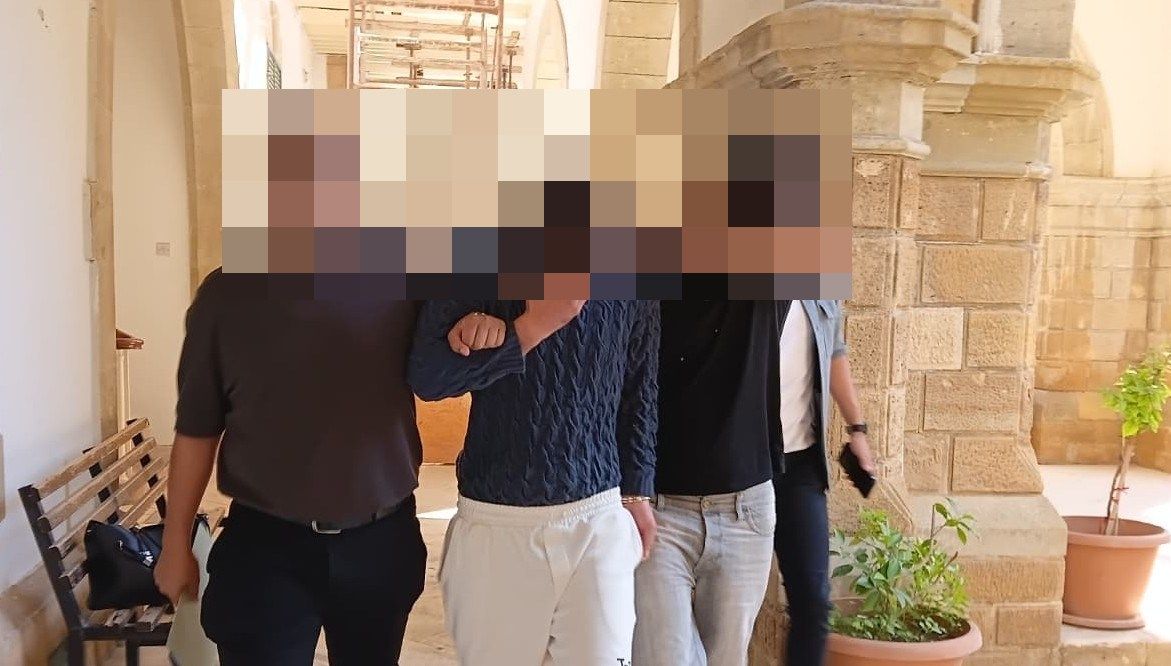 Lefkoşa’da seyyar büfeden yiyecek ve içecek sirkatı: 2 tutuklu